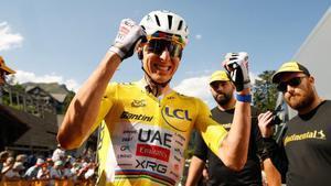 El ciclista esloveno Tadej Pogacar, del equipo UAE Team Emirates - XRG, celebra tras ganar la décima etapa de la 113ª edición del Tour de Francia, de 166,6 km entre Aurillac y Le Lioran, en el Macizo Central