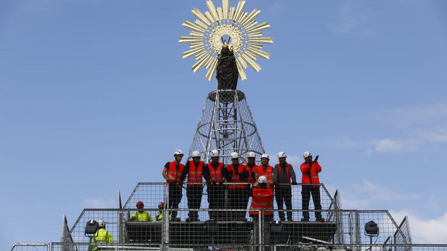 La Virgen ya preside la plaza del Pilar a la espera de la Ofrenda de Flores