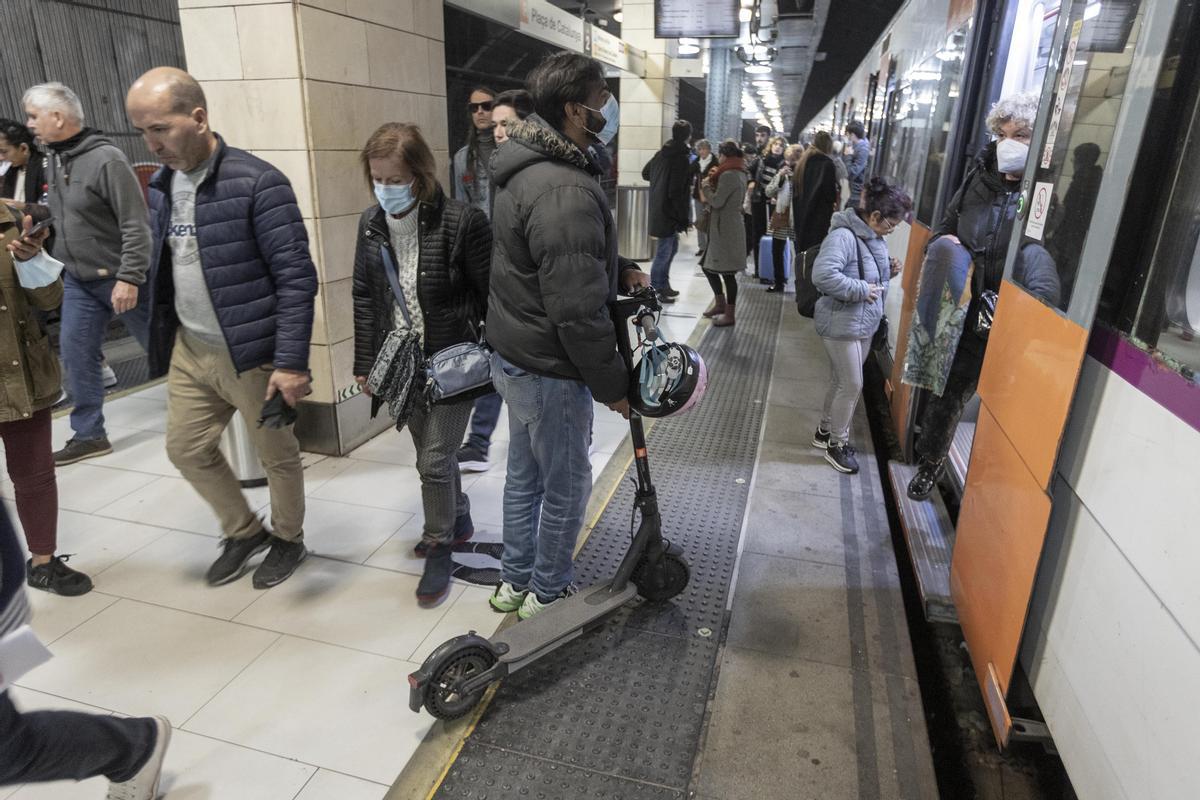 Primer día de prohibición del patinete eléctrico en los transportes públicos de Barcelona