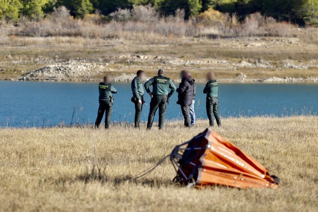 Un helicóptero de extinción cae al pantano de La Vila cuando hacía unas prácticas