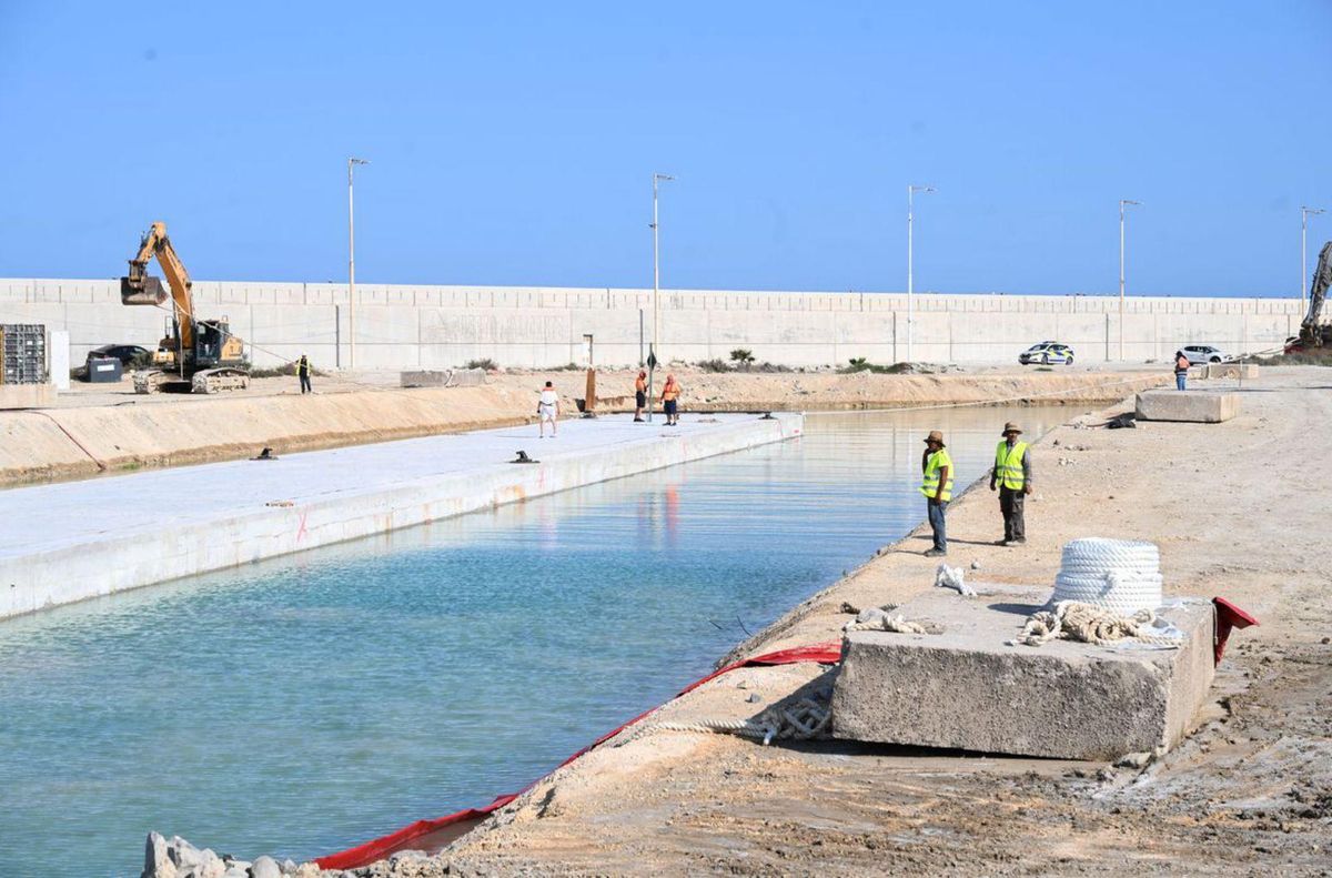 Dos momentos de la construcción del dique en el puerto de Alicante. | ÀXEL ÁLVAREZ