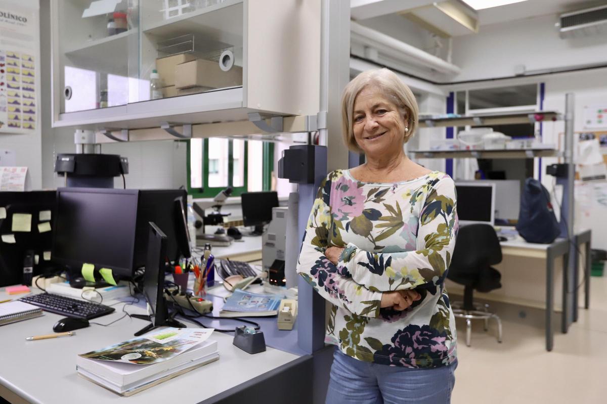 Carmen Galán en su despacho del departamento de Botánica.
