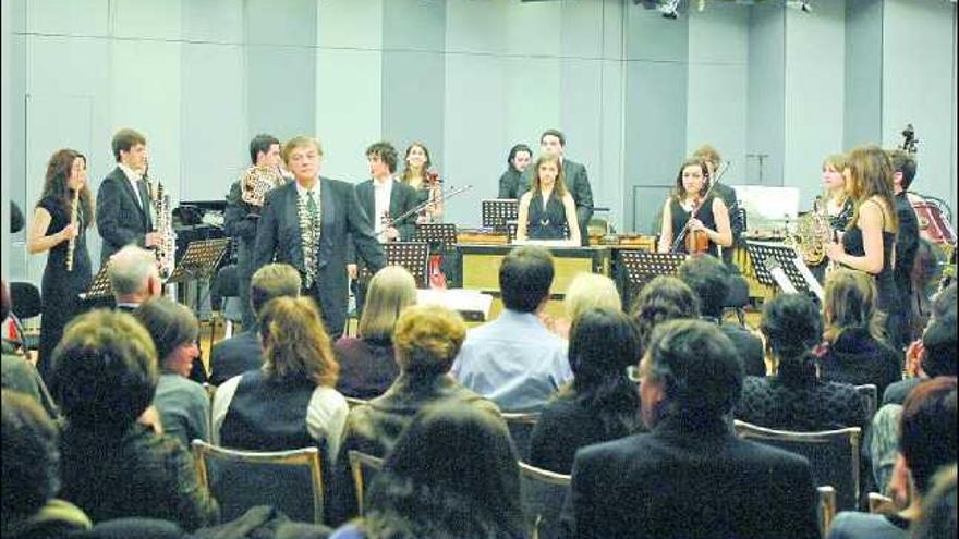 Arturo Tamayo y los músicos de la Joven Orquesta saludan al público tras el concierto.