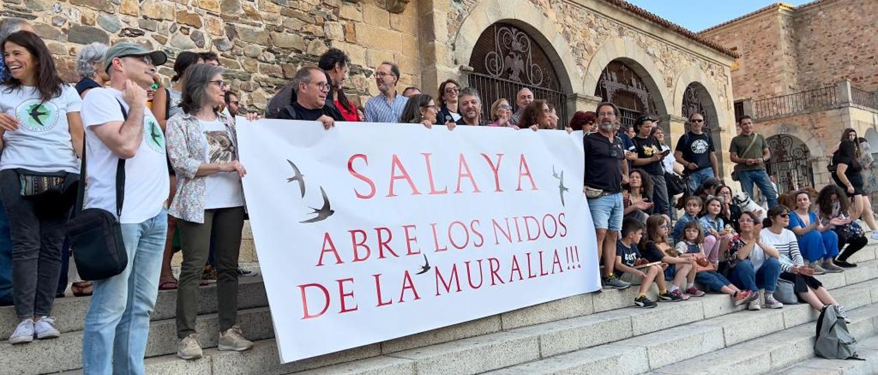 Imagen de la concentración organiza ayer a los pies de la Torre del Bujaco.