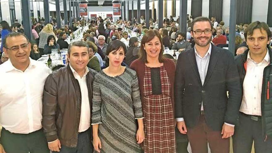 La presidenta Armengol, en la cena de Navidad socialista, junto a otros cargos de partido.