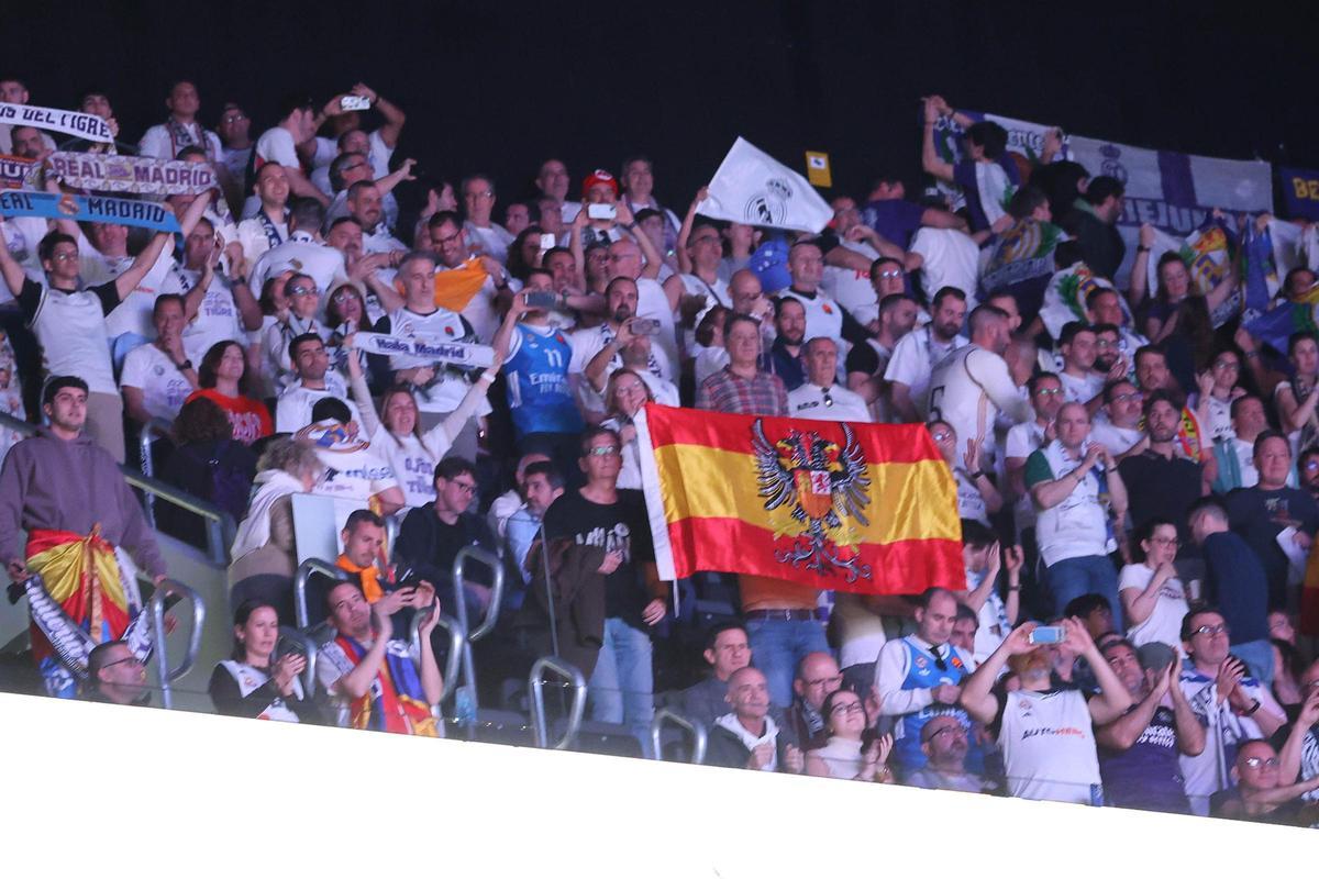 La bandera con el águila bicéfala entre la afición del Real Madrid.