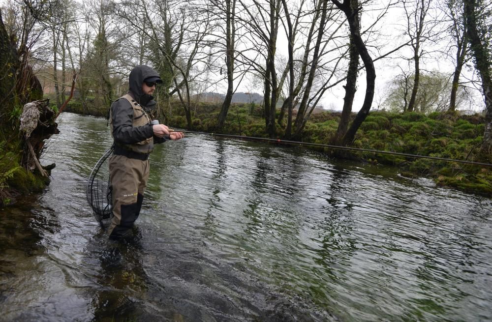 Escasas capturas en el arranque de la temporada de pesca en Pontevedra