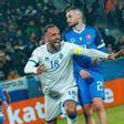 Muriqi, celebrando uno de los goles de Kosovo contra Eslovaquia.