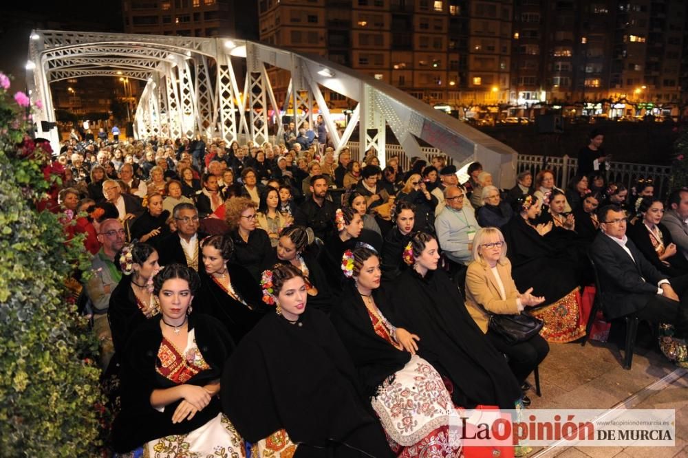 Festival de folclore en el Puente de Hierro