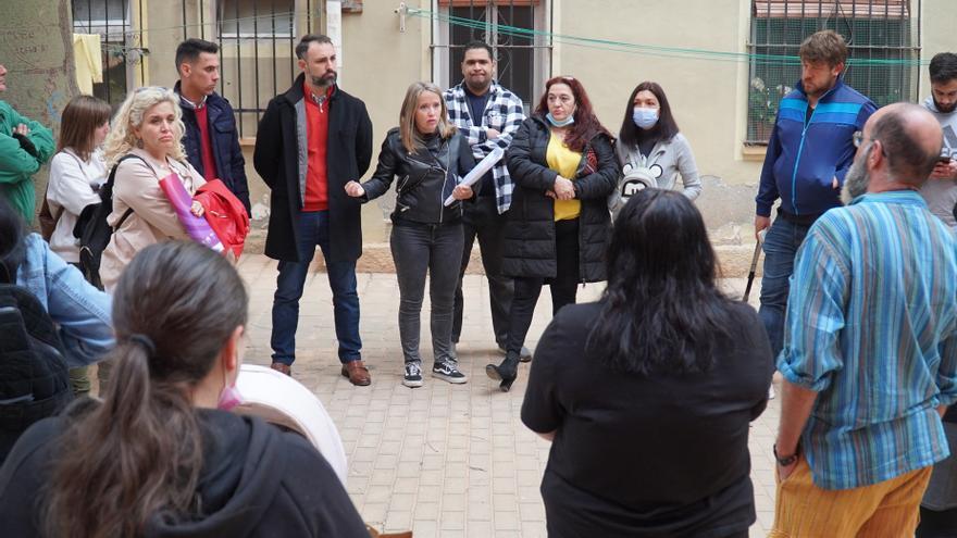 Los concejales del grupo municipal socialista Alicia Murillo y Mariano Ruiz junto con vecinos