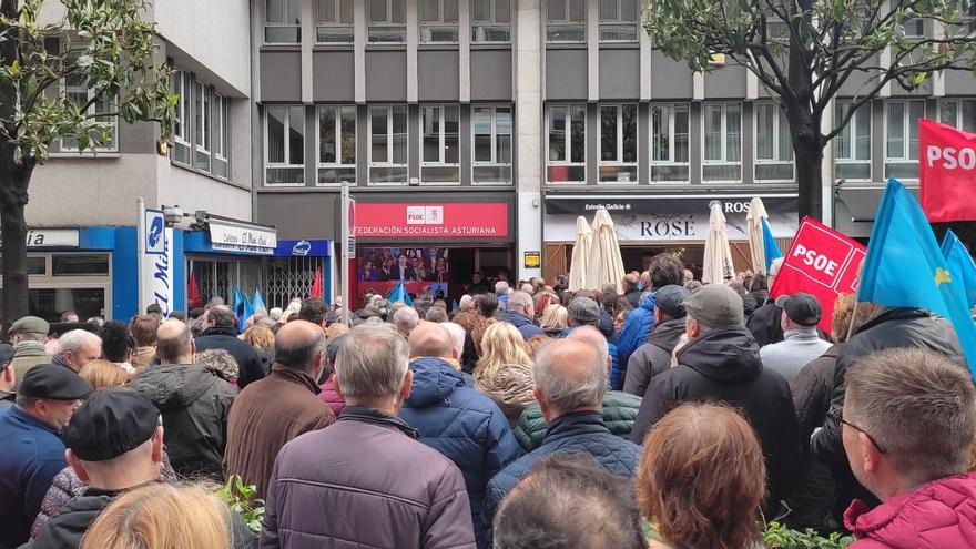 VÍDEO: Aplausos al discurso de Montero en Ferraz ante la sede del PSOE en Santa Teresa