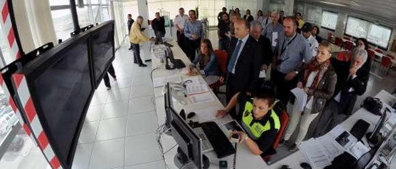 La sala de videovigilancia de la Autoridad Portuaria. // Iñaki Abella