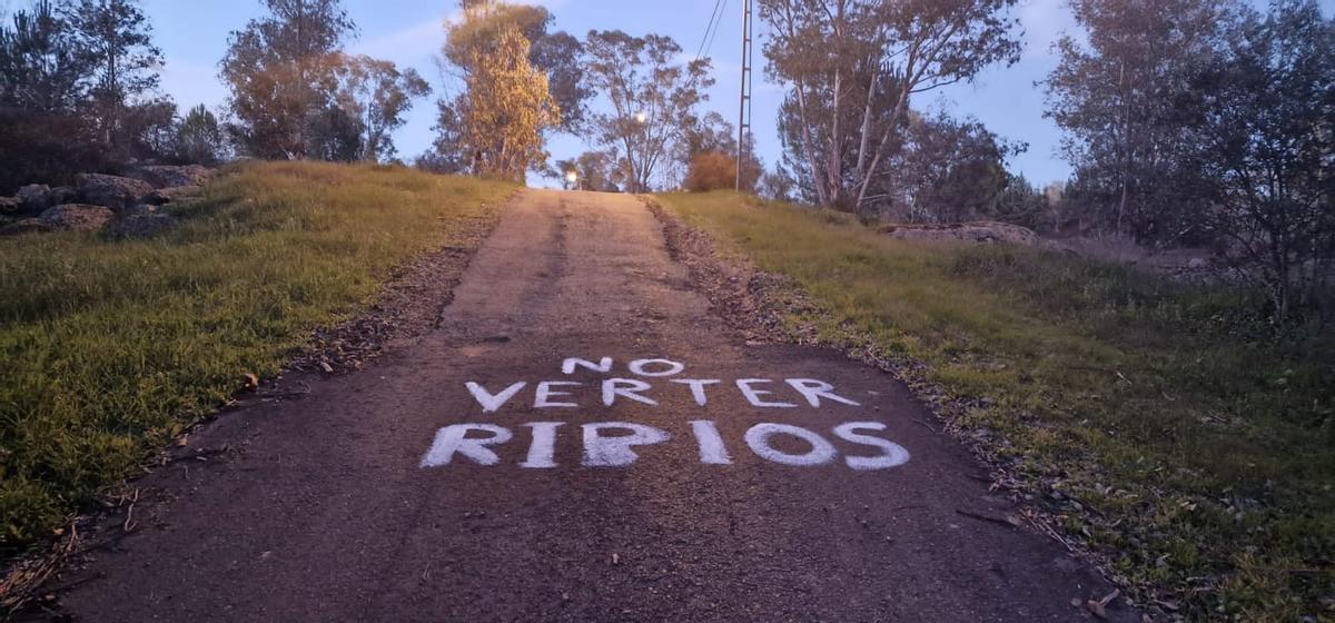 Mensaje escrito en una de las vías de la zona.