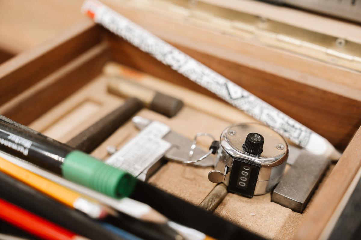 El taller que comparte con otros artesanos también imparte clases y cursos a futuros profesionales.