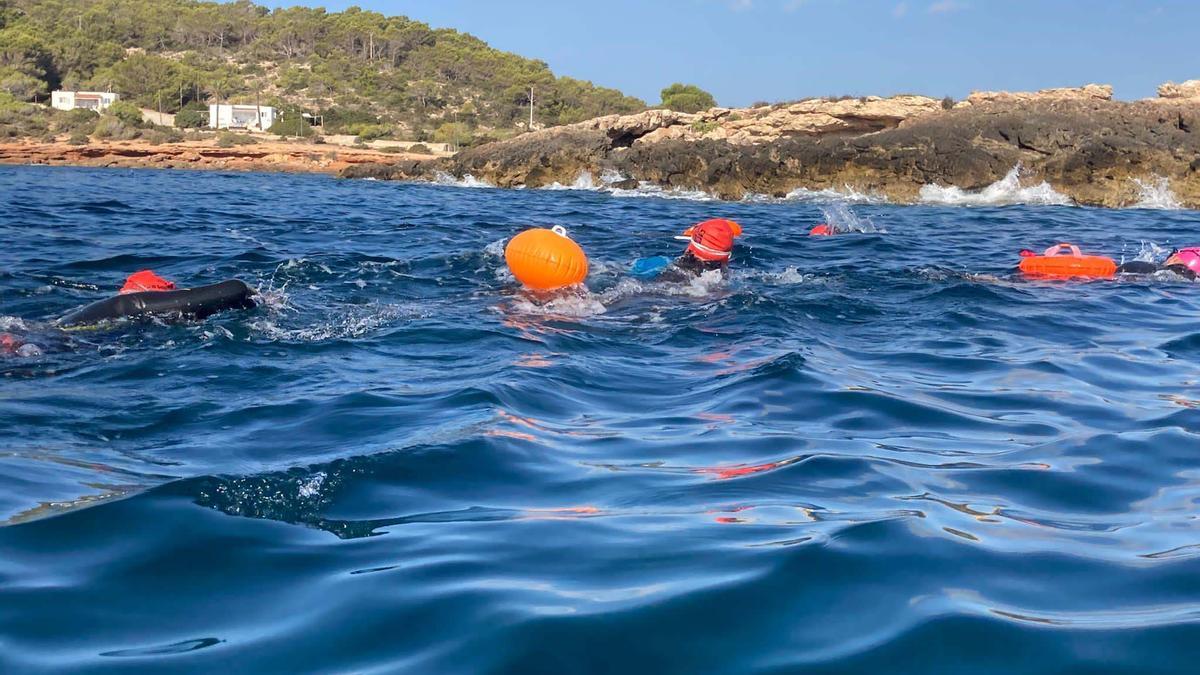 El paratriatleta Javier Vergara cumple con éxito su reto de 5km de natación por una causa benéfica