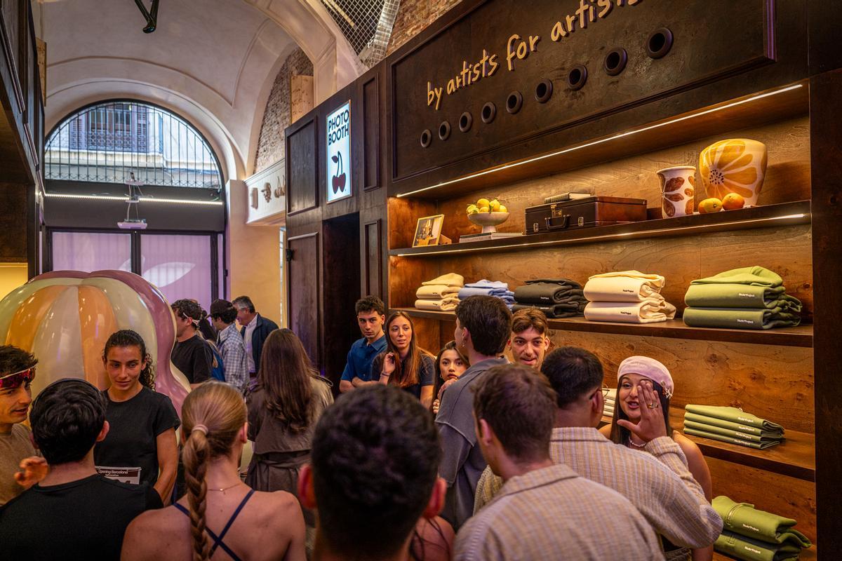 Colas en la inauguración de la mayor tienda de Nude Project en Barcelona. Colas en la inauguración de la mayor tienda de Nude Project en Barcelona.