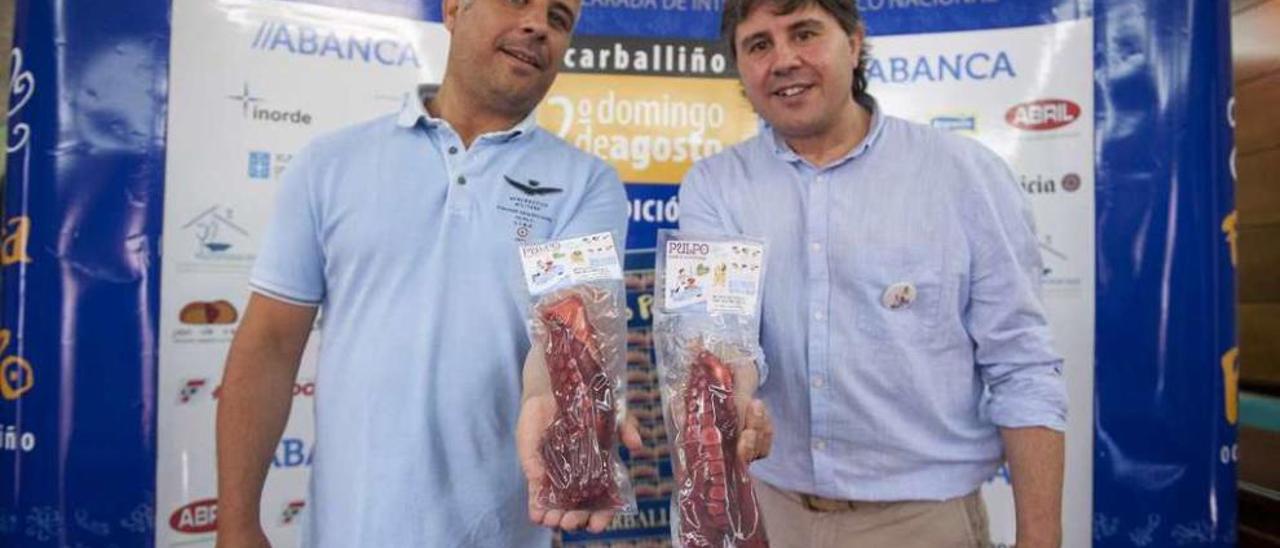 Camilo y Daniel González Atanes posan con el producto premiado, pulpo envasado al vacío. // Brais Lorenzo