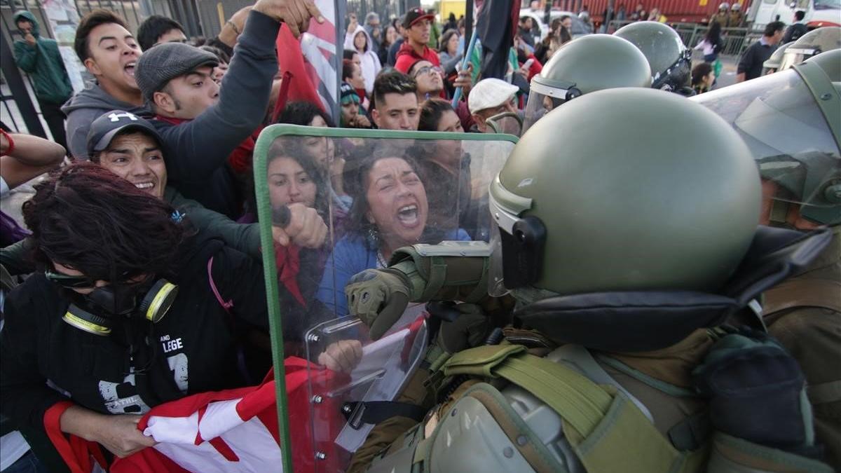 Enfrentamientos entre manifestantes y policía en Santiago de Chile.