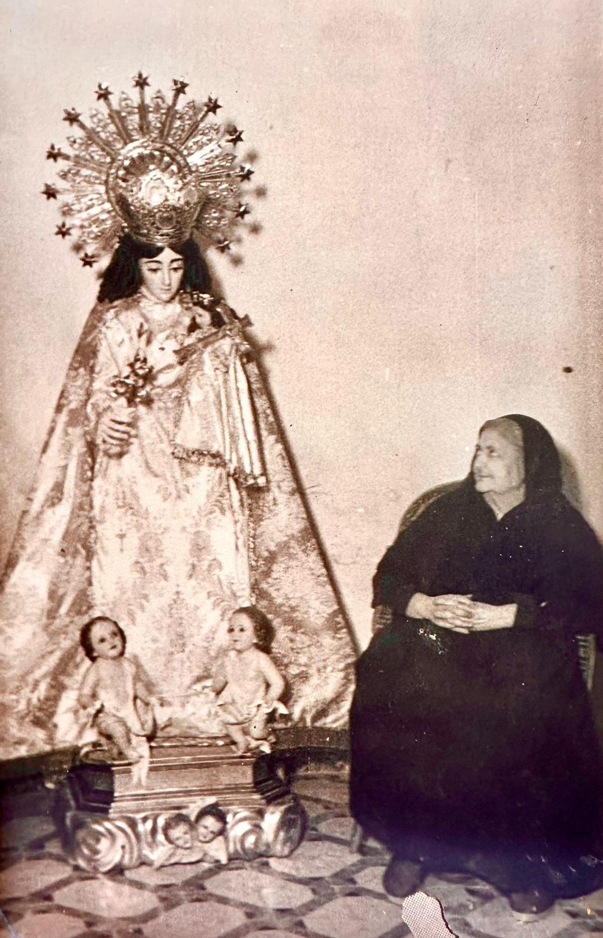 Imagen de la Virgen de los Desamparados y su benefactora Dolores Grau Alonso. 6 de mayo de 1951. Foto LLORENTE Y LLEDO