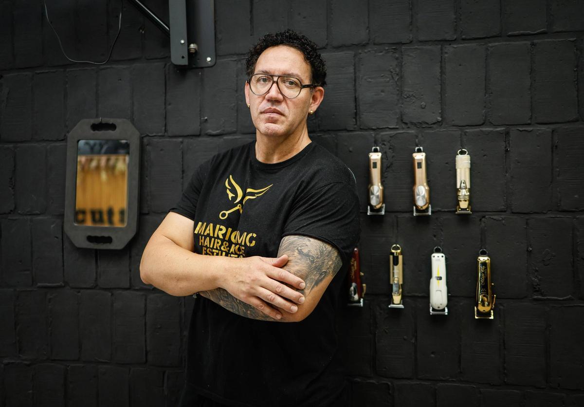 La peluquería y academia HMG Peluqueros ya está a pleno rendimiento tras ser arrasada por la dana de hace un año y reabrir no llega a un mes después, cuando se reconvirtió en plaza pública y servicio esencial