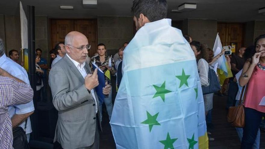 Lectura del manifiesto de la bandera de las 7 estrellas verdes en el Cabildo de GC