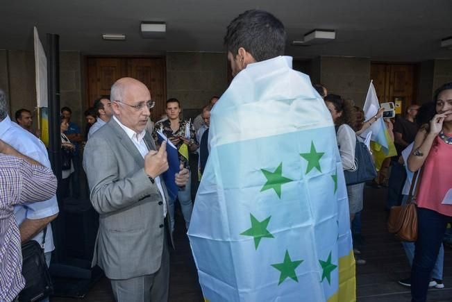 Las Palmas de Gran Canaria 21 Octubre 2016. El presidente del Cabildo, Antonio Morales, leyó un manifiesto en homanaje a.La bandera canaria con siete estrellas verdes que fue izada por primera vez en Gran Canaria en 1961 y causó una gran acogida entre la población, que pronto la asumió como propia como expresión de un sentimiento de identidad y sin ligarla a la reivindicación política con la que había nacido más de medio siglo antes.