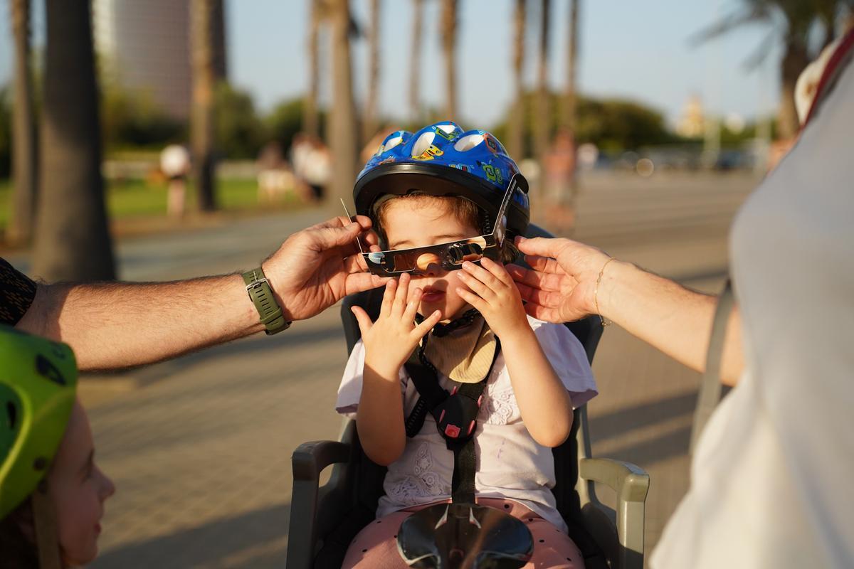 En imágenes: así han vivido los sevillanos el eclipse solar