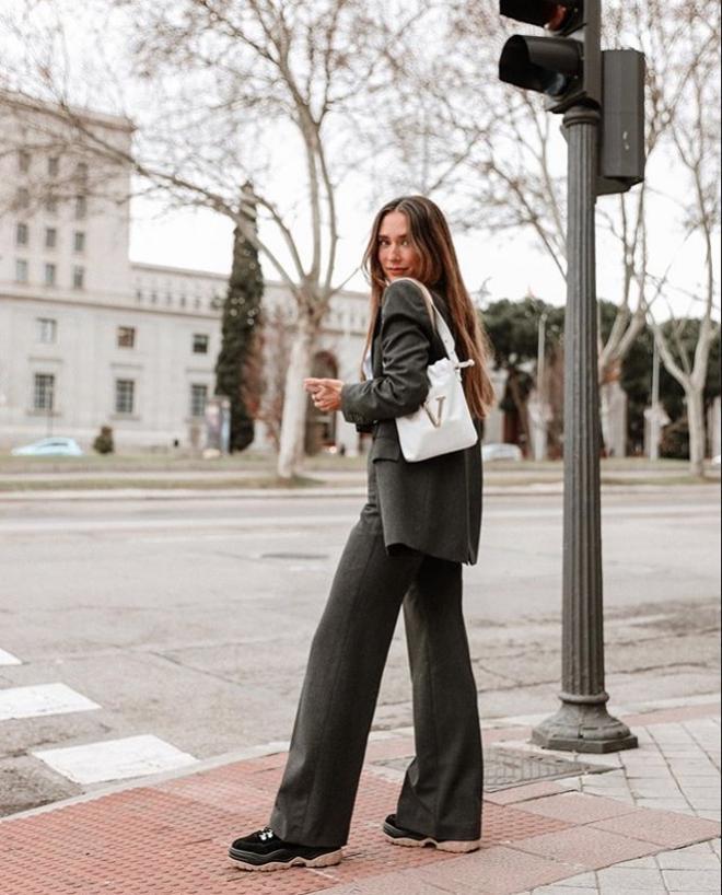 Grace Villarreal es fan de los bolsos blancos