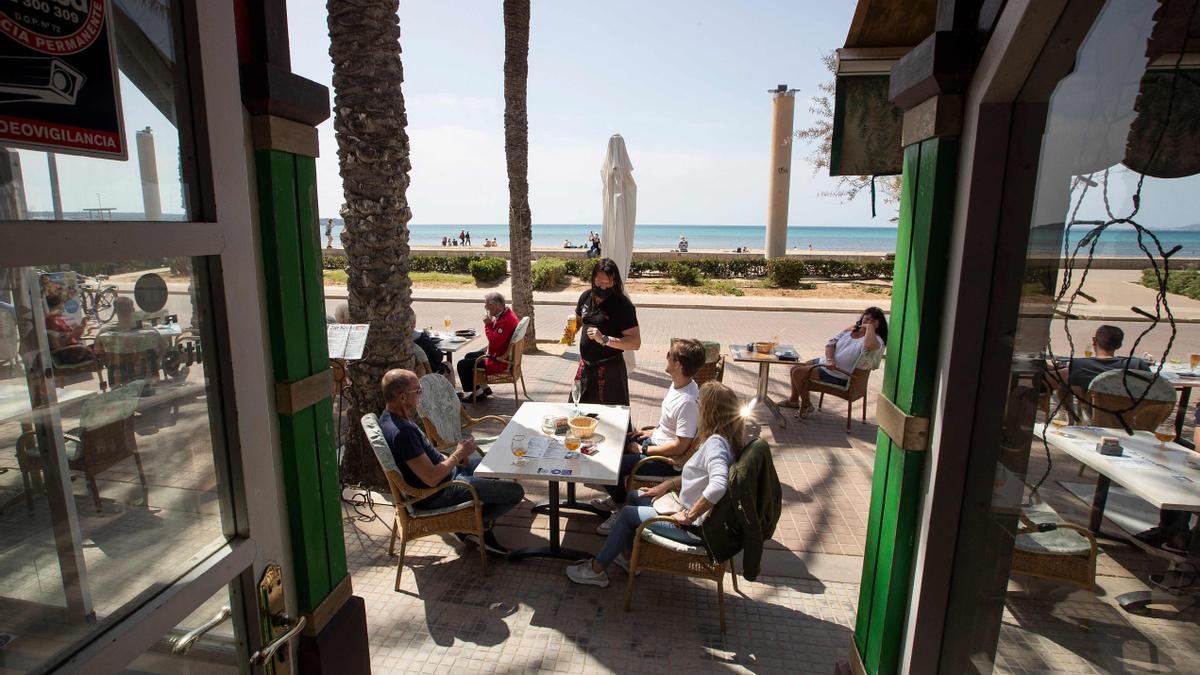 Turistas alemanes en una terraza de Palma de Mallorca, el martes pasado.