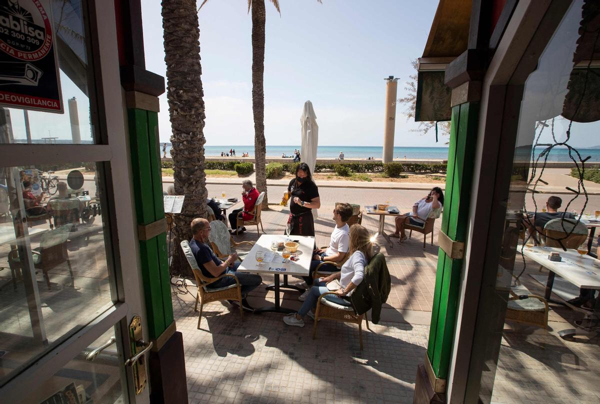 Les mascaretes no seran obligatòries a la platja a les Balears