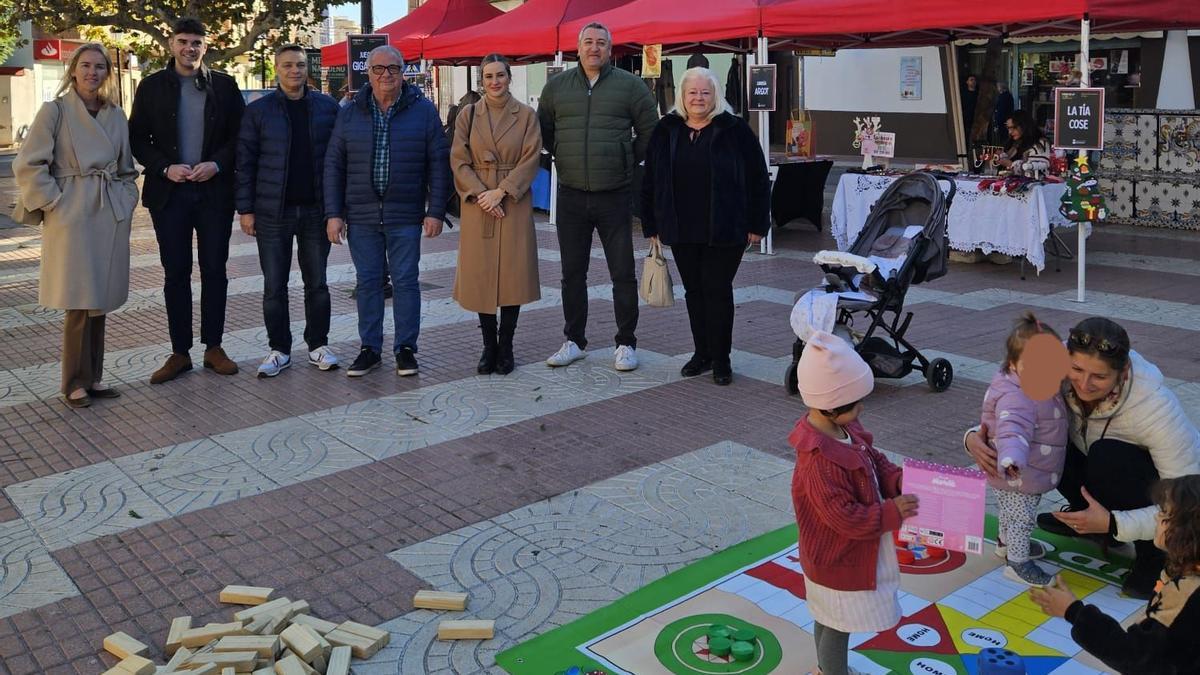 El alcalde y parte de la corporación visitaron la feria de los niños.