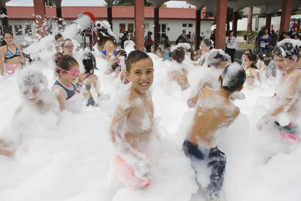 Fiesta de la espuma en el colegio Carballal