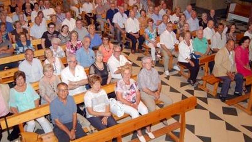 Aspecte del santuari amb la setantena de parelles que van assistir ahir a la trobada de casats a la Cova.