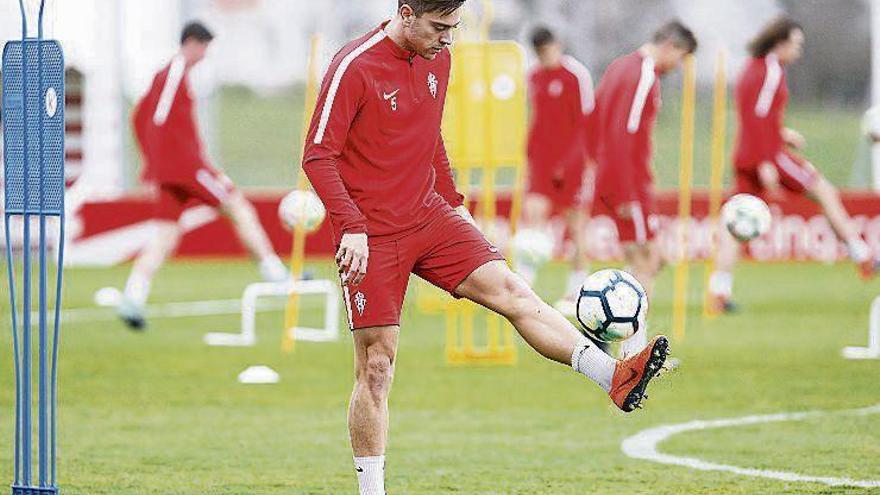 Juan Rodríguez controla el balón durante el entrenamiento de ayer.