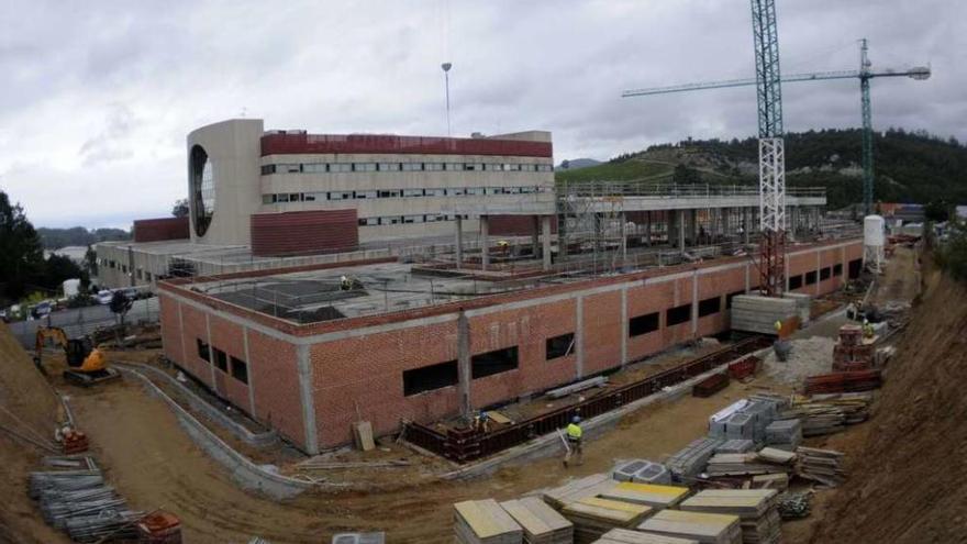 Las obras de ampliación del Hospital do Salnés a principios de este mes. // Noé Parga