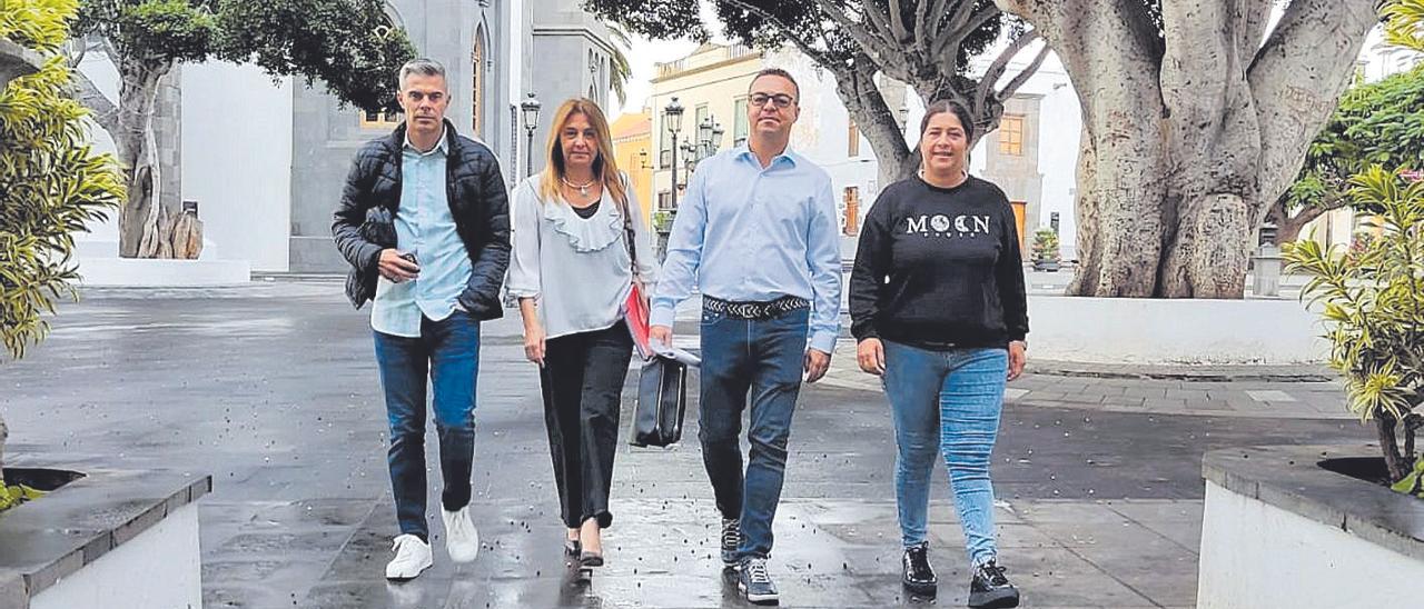 Los cuatro concejales que se han marchado del PSOE Jonathan Hernández, Soledad Hernández, Agustín Déniz y Leticia Diepa
