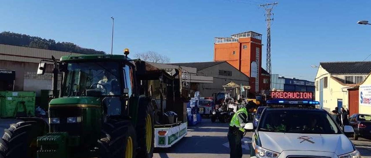 Agentes de la Guardia Civil vigilando la cabalgata de Lugones el domingo, en plena crisis con la Policía Local.