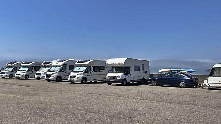 Caravanas estacionadas en el aparcamiento de A Lanzada.