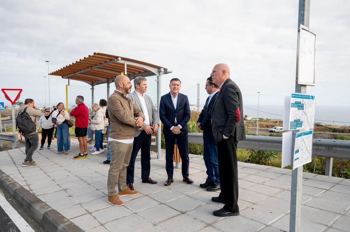 El consejero insular de Movilidad, Teodoro Sosa, y el alcalde de Arucas, Juan Jesús Facundo, junto a miembros de sus equipos en la puesta en marcha de la parada.
