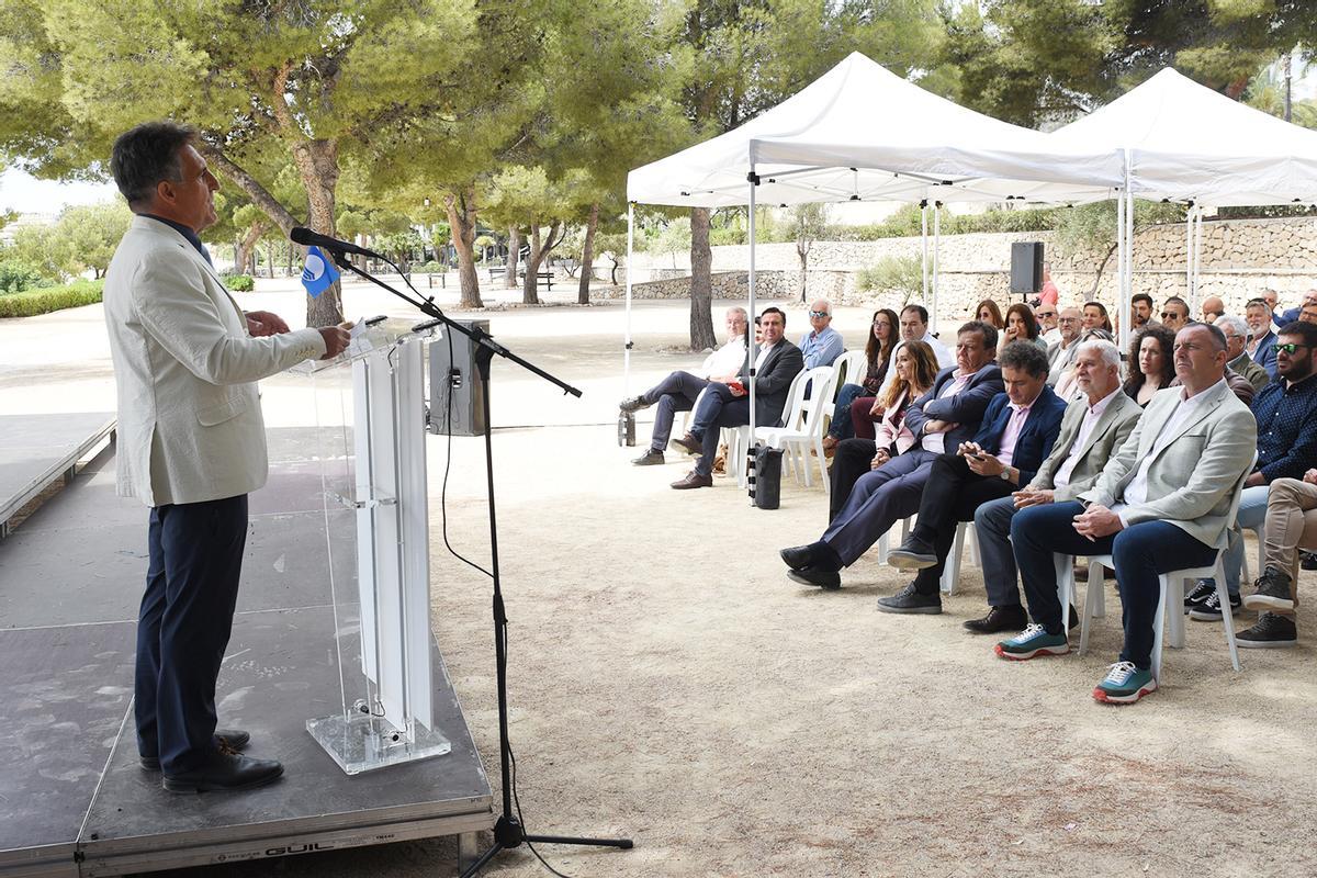 José Palacios, presidente de la ADEAC FEE, durante el acto de entrega de banderas azules.