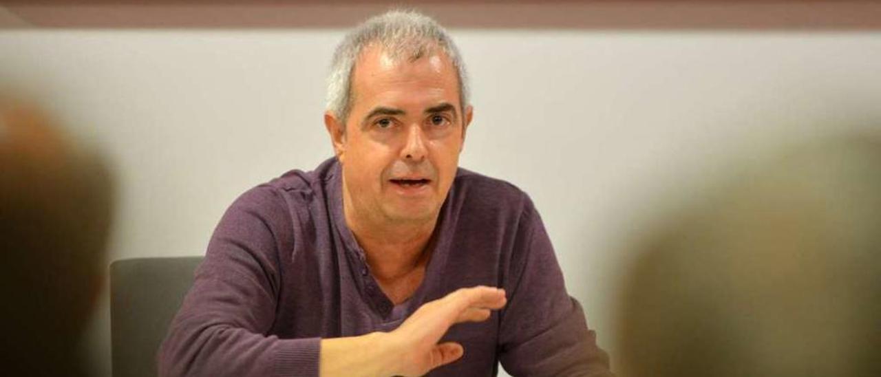 El periodista Afonso Eiré, que presentó ayer en Pontevedra o Piloto. O último guerrilleiro. // Gustavo Santos