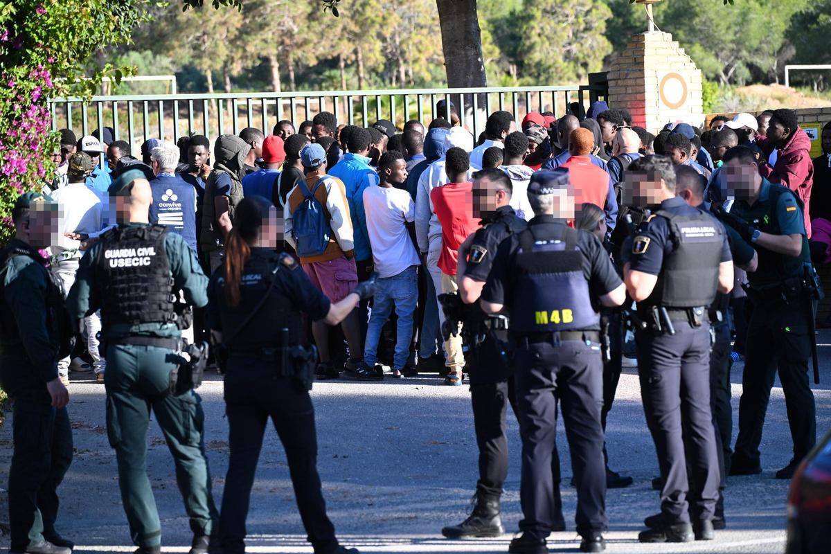 Concentración de malienses en el acceso al antiguo seminario de Maristas de Guardamar donde impedían el paso de trabajadores para reclamar la aceleración de su regularización