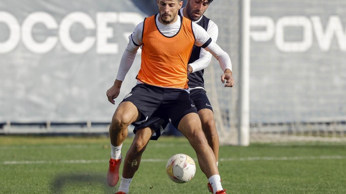 Escassi y Chavarría, durante el entrenamiento de este lunes.