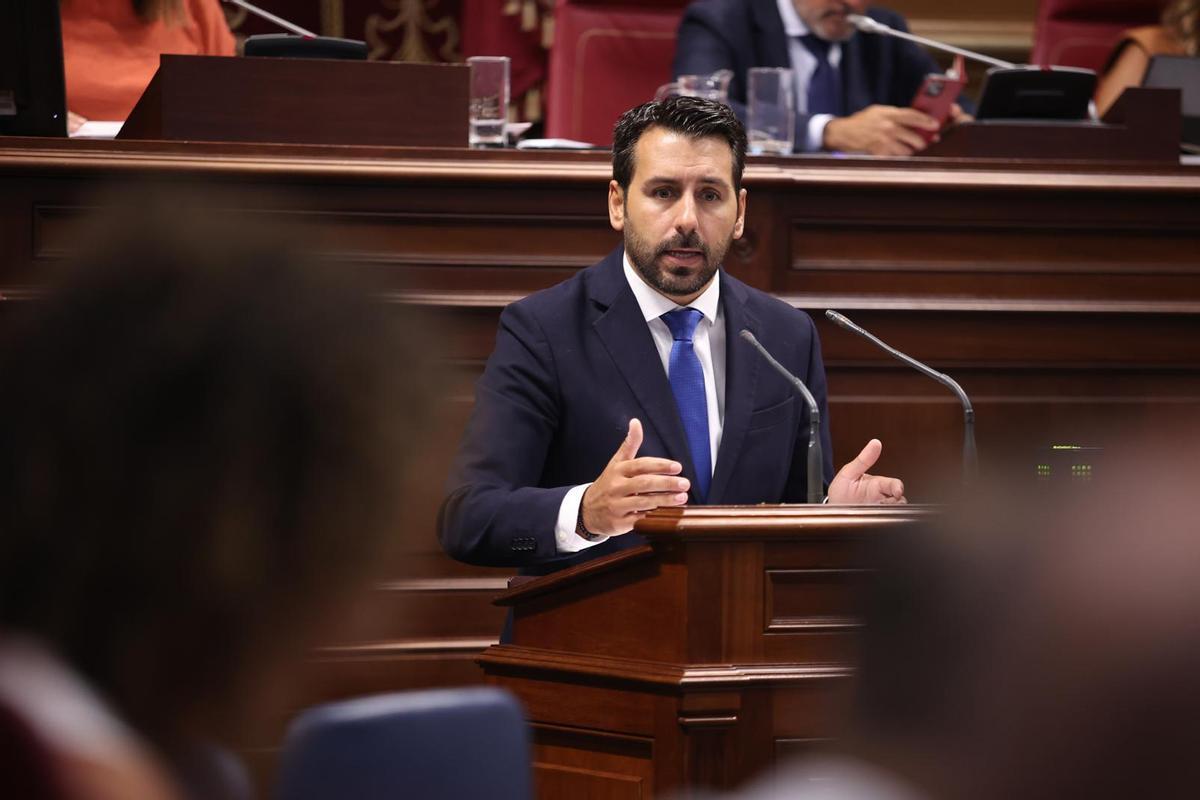 Imagen de archivo del diputado socialista Manuel Hernández en la tribuna del Parlamento.