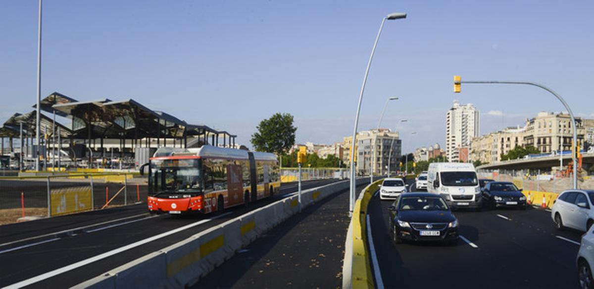 Cotxes i autobusos circulen per la Gran Via a l’altura de la plaça de les Glòries, aquest matí a les 8.20 hores.