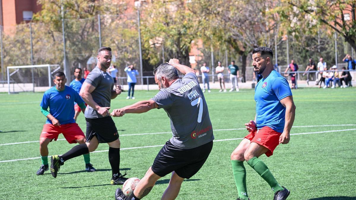 Así se ha vivido el "Clásico" del fútbol alicantino Guardia Civil vs Pueblo Gitano