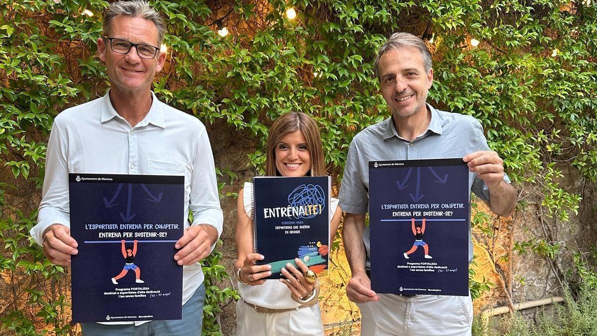 Iñaki Urdangarin, Núria Sala i el regidor, Anjo Valentí, amb els cartells i el material de la jornada que es farà el setembre