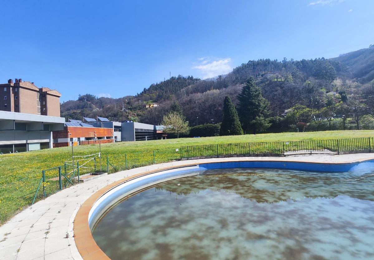 La actual piscina infantil, en la zona donde se construirán las nuevas instalaciones.  | FIRMA