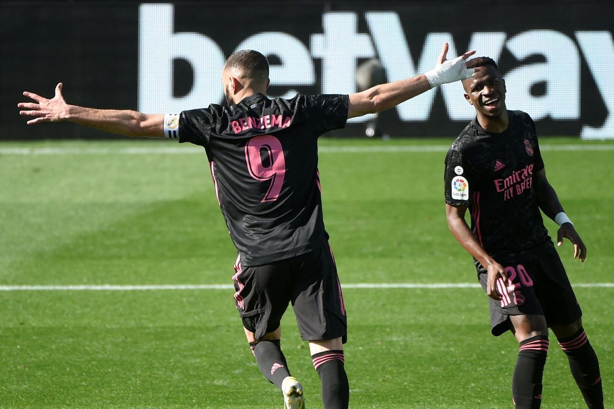 El madridista Benzema (i) celebra uno de sus goles ante el Celta.