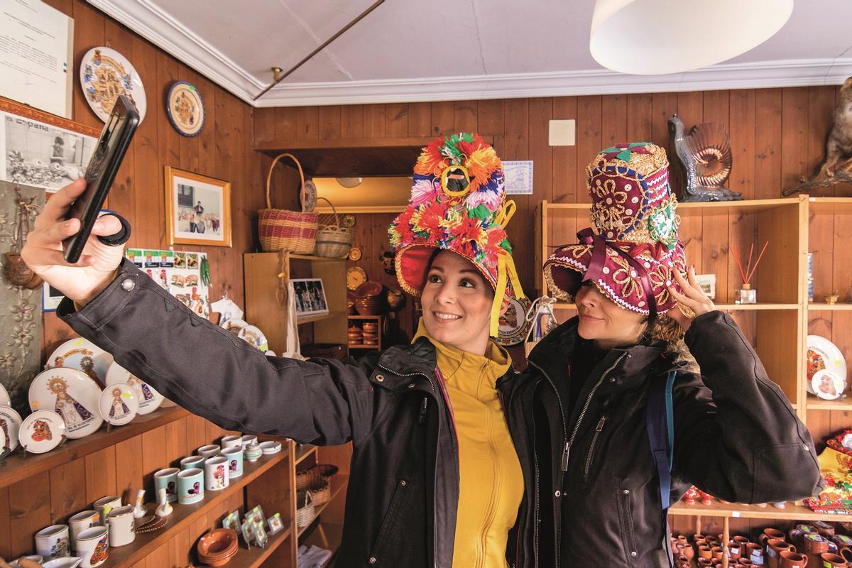 La gorra de Montehermoseña es una de las joyas artesanas de la provincia.
